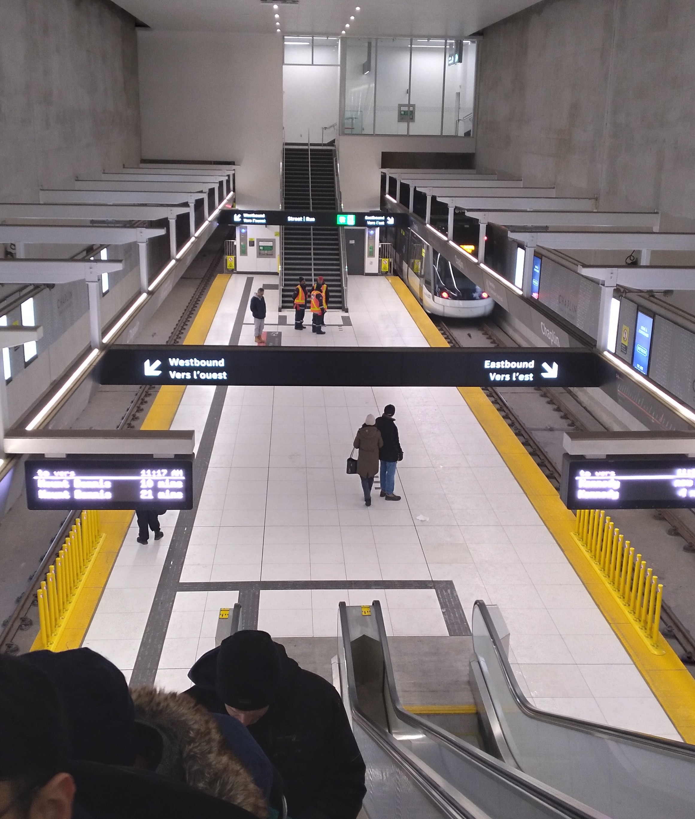 Smaller concourse shown from other side's escalator